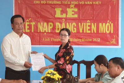 Lễ kết nạp Đảng viên mới Chi bộ trường Tiểu học Võ Văn Kiệt