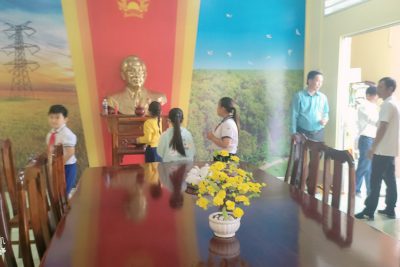 Hoạt động đến địa chỉ đỏ tại phòng truyền thống cố thủ tướng Võ Văn kiệt của Liên đội trường Tiểu học Võ Văn Kiệt