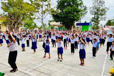 Tập thể dục giữa giờ của Trường Tiểu học Võ Văn Kiệt